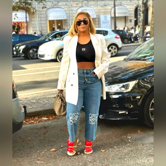 Meet your Posher, Jennifer.. - Picture 1 of 2